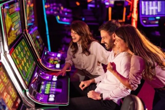 Pemain merayakan kemenangan besar jackpot di hemat138